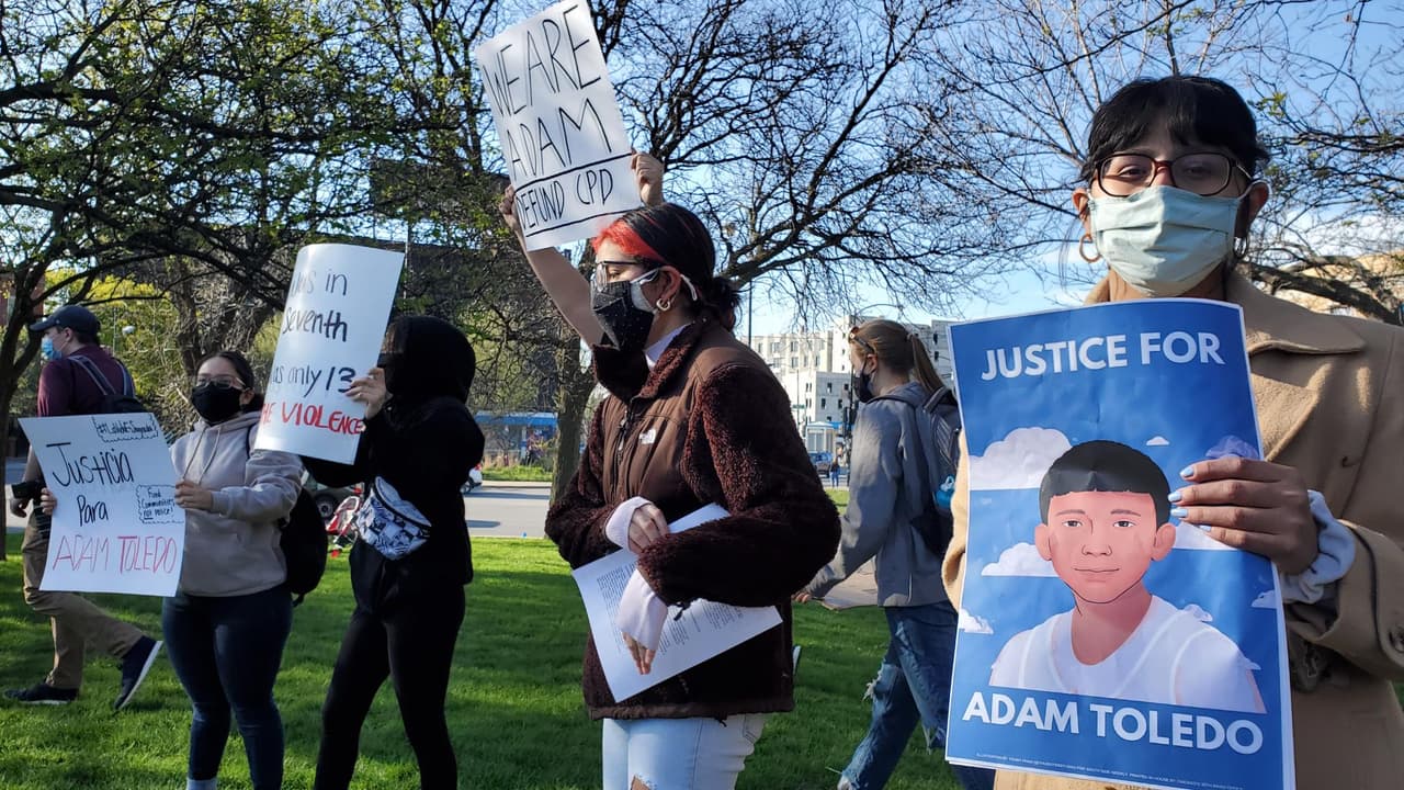 Latinos en Chicago se movilizan para protestar por la muerte de Adam Toledo, baleado por la policía