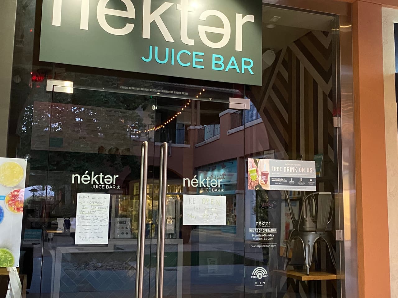 Algunos almácenes como este indica en el letrero que reabren el 23 de mayo.