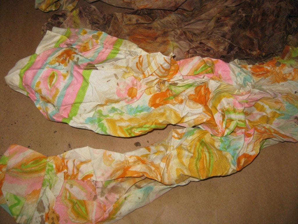 Camisa que vestía la mujer cuando fue encontrada muerta en un campo.