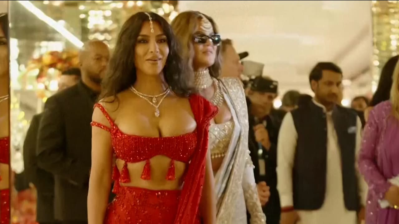 Las socialités Kim Kardashian y Khloé Kardashian fueron invitadas al evento.
<br>
<br>Kim y Khloé, dieron un paseo en un rickshaw motorizado por las bulliciosas calles de Mumbai el viernes antes de unirse a la boda. La agencia de noticias Press Trust of India informó que los invitados internacionales llevaban ropa tradicional de 
<b>los principales diseñadores de moda indios.</b> Se pusieron 
<i>sherwanis</i> bordados, abrigos exteriores de manga larga que usan los hombres en el sur de Asia. 
<br>