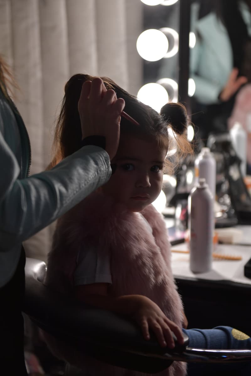 Como toda una bellecita latina, Giulietta se dejaba peinar por Ana para salir muy coqueta ante las cámaras.
