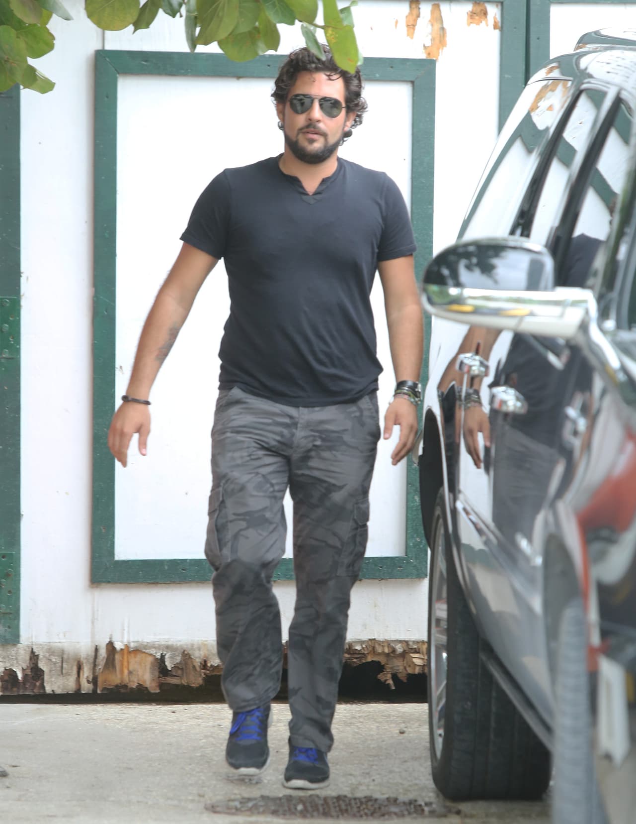 Además de su reciente boda, Bazúa también ha sido noticia por el conflicto que tiene con Paulina Rubio por Eros, el hijo que tienen en común.