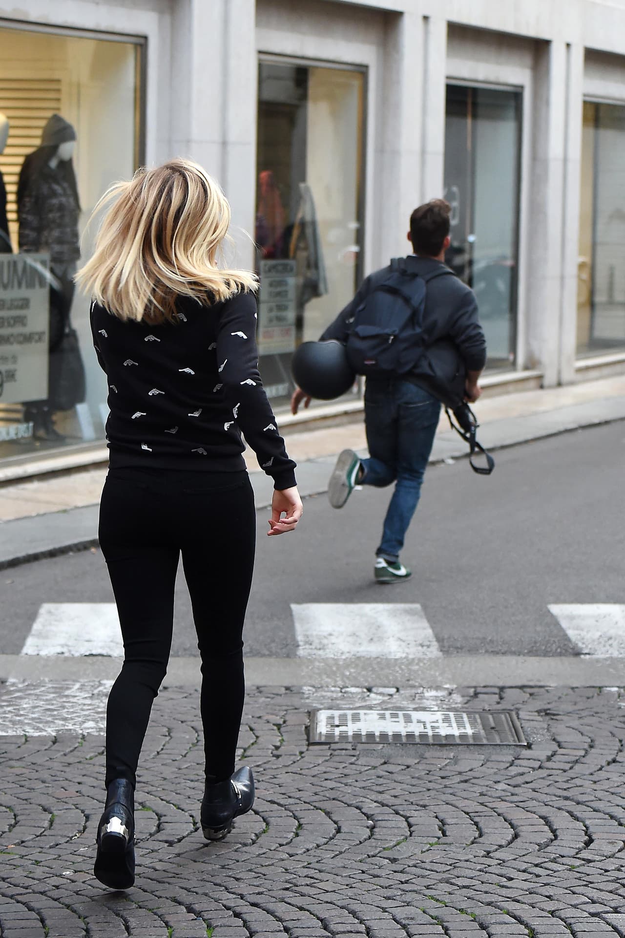 ¡Y que se pone a perseguirlo por las calles! El chico dijo: "mejor aquí corrió que..."