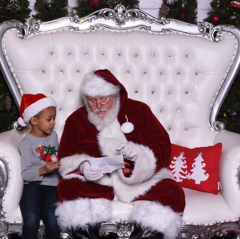 <b>Lugar</b>: Arbor Place Mall
<br>
<b>Fechas</b>: Hasta el 24 de diciembre 
<br>
<b>Dirección:</b> 6700 Douglas Blvd. Douglasville, GA
<br>
<b>Sitio web</b>: 
<a href="https://vipholidayphotos.com/mall/H-AP">https://vipholidayphotos.com/mall/H-AP</a> 
<br>
<br>Se recomienda hacer reservaciones en este centro comercial para tomarse fotos con Santa.