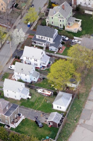 "Miró en el jardín y notó que había algo extraño en su lancha. Entonces sacó su escalera para ir a ver, la colocó contra un costado de la lancha y subió. Vio que había sangre sobre la lancha y creyó ver un cuerpo adentro. Se bajó rápidamente y llamó a la policía", cuenta.