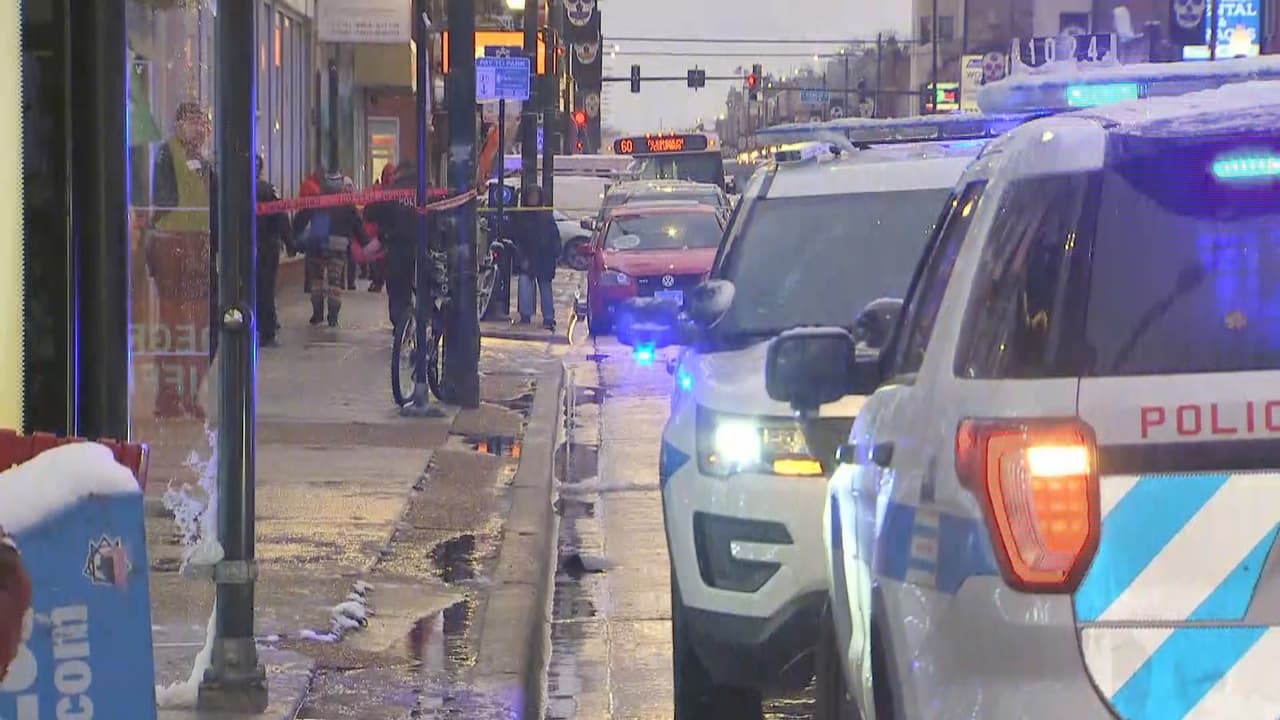 La pequeña fue trasladada a un hospital en condición crítica y continúa luchando por su vida, mientras que el hombre fue trasladado en condición estable. Las dos personas no están relacionadas.