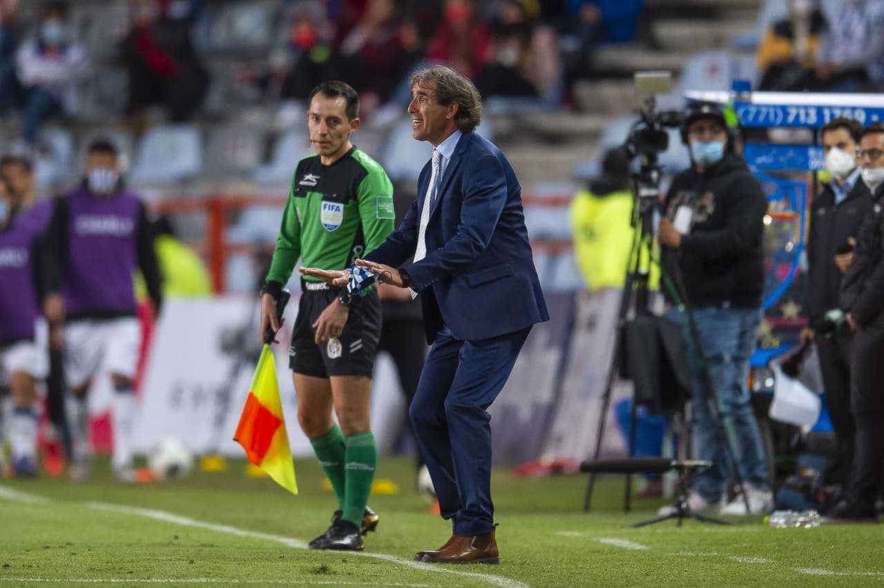 El Pachuca consiguió su segunda victoria del torneo tras vencer por 2-1 a las Chivas. Los Tuzos aprovecharon un grave error del 'Tiba' Sepúlveda y Raúl Gudiño para marcar el segundo tanto después de que Víctor Guzman hiciera el primero. Los rojiblancos reaccionaron con un gol de Ángel Zaldívar por la vía del penal, pero no fue suficiente.