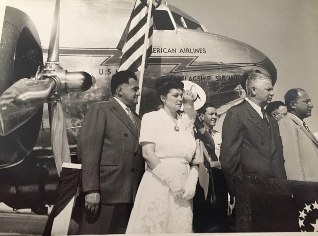 Otro de sus grandes orgullos es su abuelo, quien fue Cónsul de México en San Antonio, Texas.
<br>