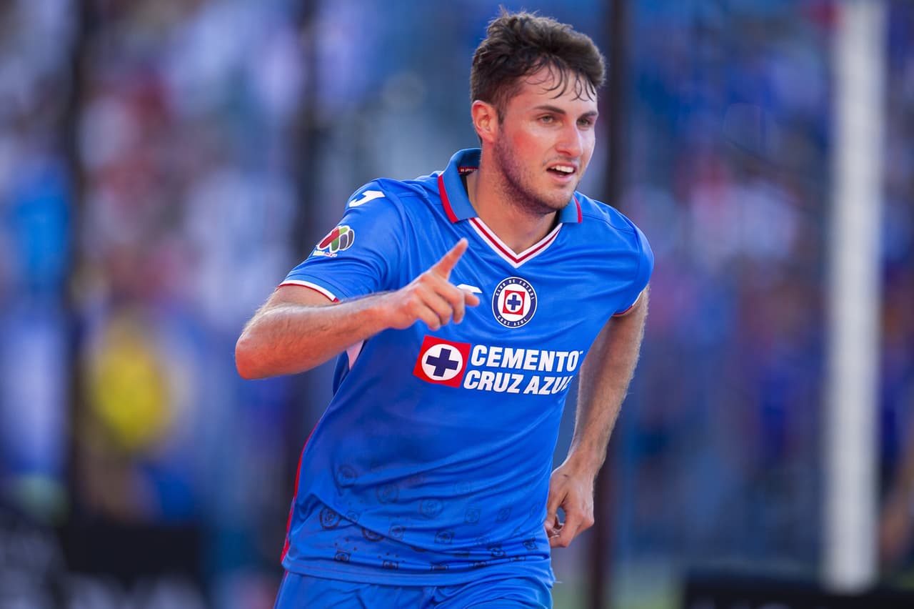 Julián Quiñones pasó de héroe a villano en cuestión de minutos, pues marcó el gol para empatar 2-2 en el tiempo reglamentario, pero voló el último cobro en los penales para darle el triunfo a Cruz Azul.