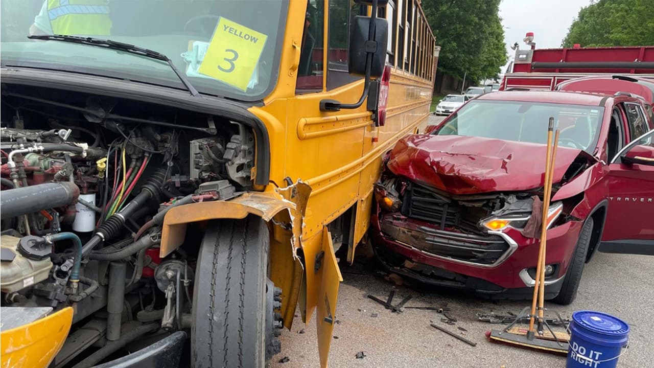 Conductor ignora el semáforo y choca contra un autobús escolar con 23 estudiantes en Wake Forest