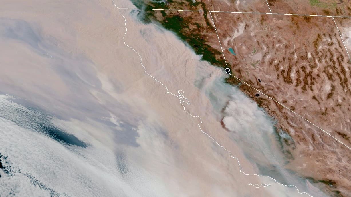"Sumergido en un mar de humo": así luce California desde el satélite debido a los incendios forestales