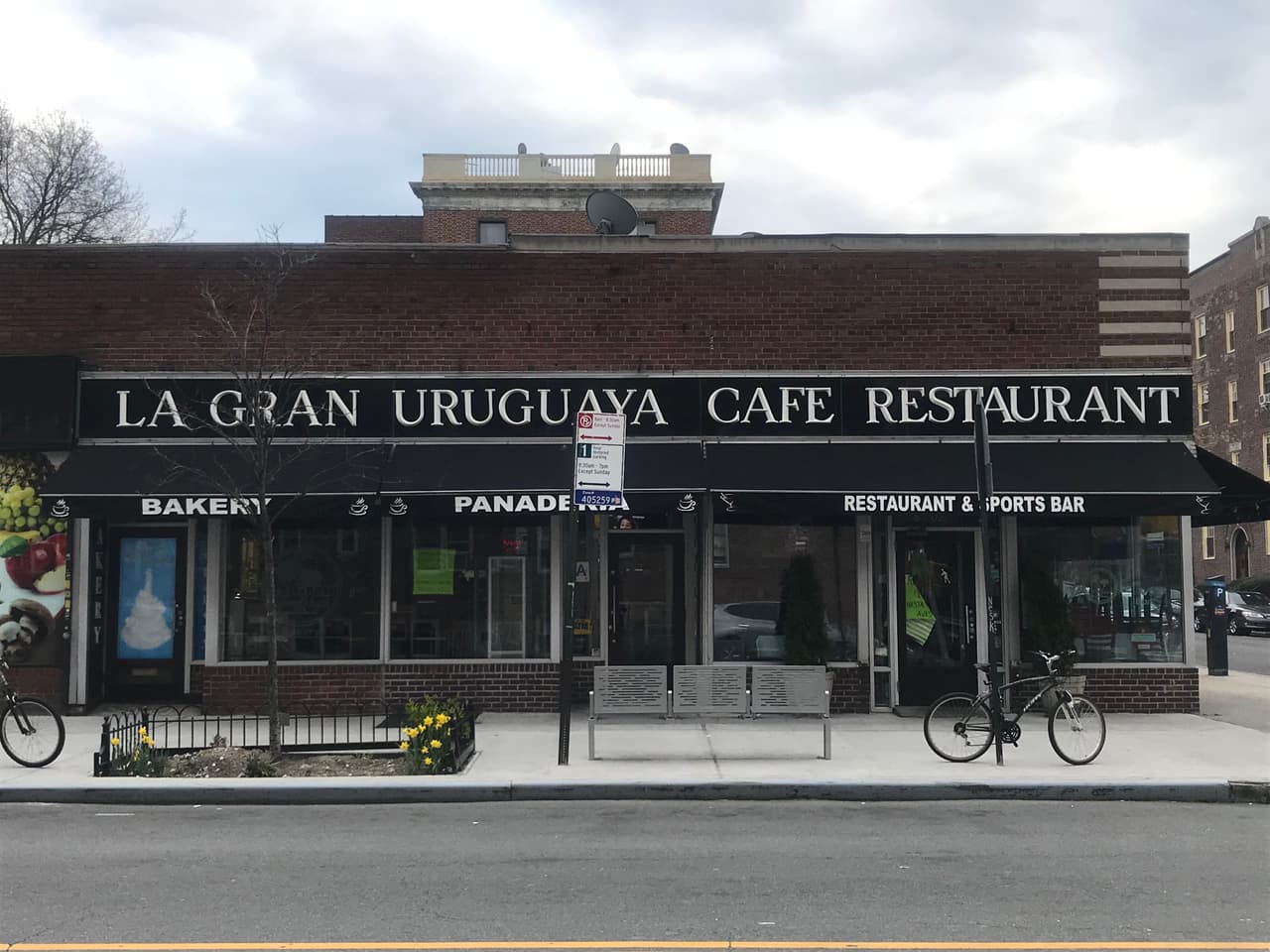 La Gran Uruguaya (37th Ave/85th St) es un popular punto de encuentrode los hispanos. Famoso por sus deliciosas empanadas y toda clase depan, postres, y bebidas. En tiempos de Mundial de Fútbol, este restaurante se llena de aficionados y banderas de todos los países latinoamericanos.