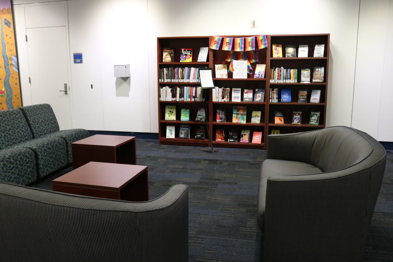 En la biblioteca hay lugares con sofás para leer cómodamente.