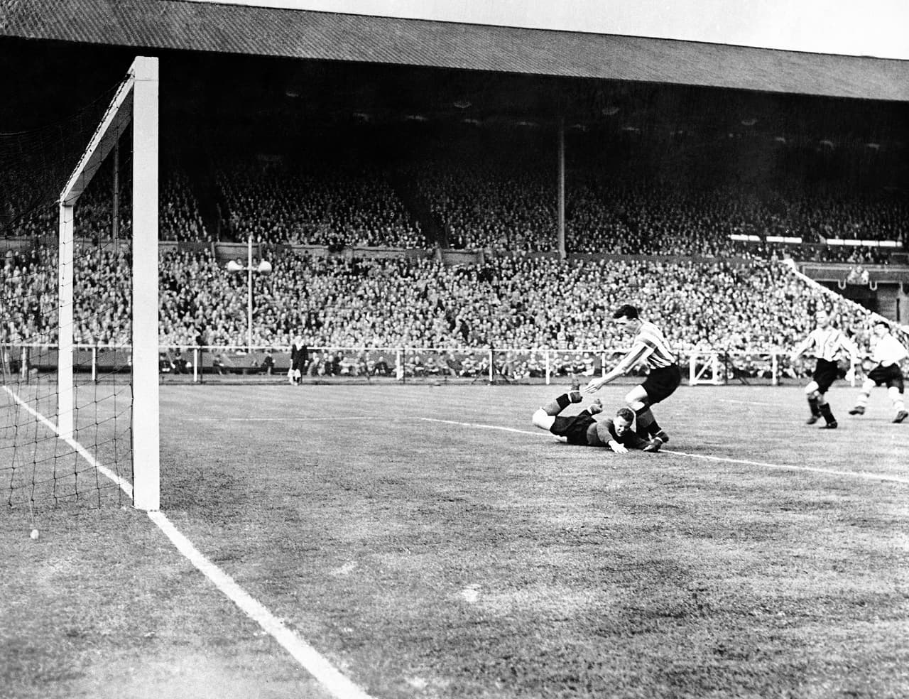 El primer torneo de la liga inició sus actividades el 8 de septiembre de 1888 y culminó el 20 de abril de 1889. Preston North End se proclamó campeón y en ese mismo año consiguió la FA Cup, que existía desde 1871.