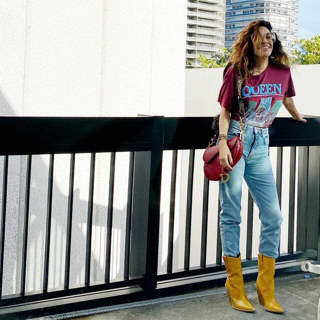 Esta es otra de las opciones en las que Karla usa atuendos con aires rockeros. Nuevamente usó la mezclilla y una playera estampada que resaltó con las botas amarillas y el bello bolso color vino.