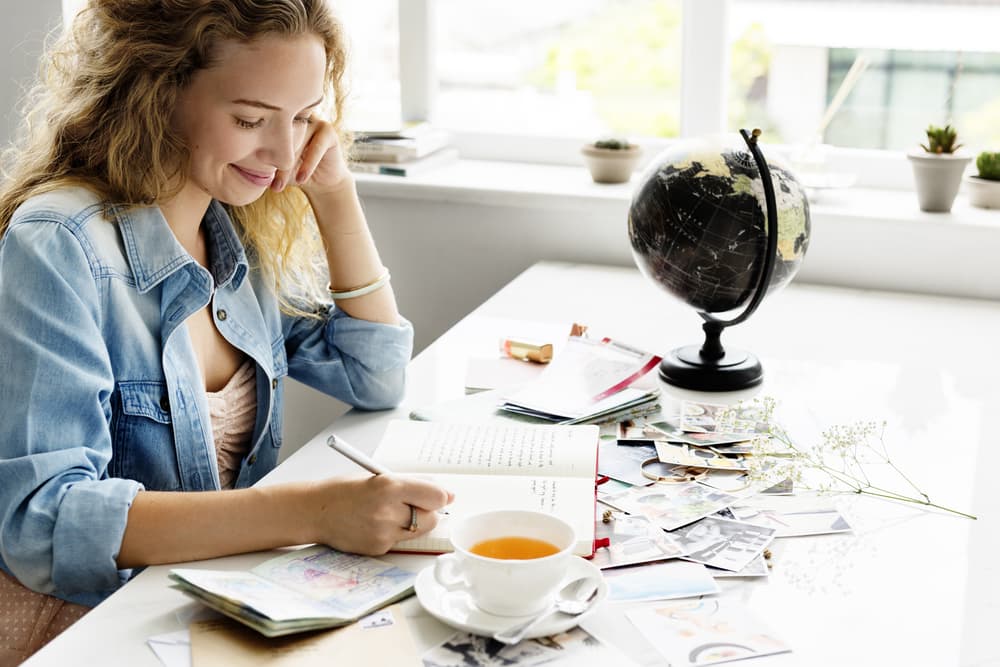 <b>Trabajo</b>
<br>Este año habrá trabajo abundante así que no te inquietes si al comenzar el 2018 aún no tienes empleo. Durante esos meses y el resto del primer trimestre del año cuando vayas a hacer algo concéntrate bien y no realices nada mecánicamente sino más bien pon toda tu atención en cada detalle.