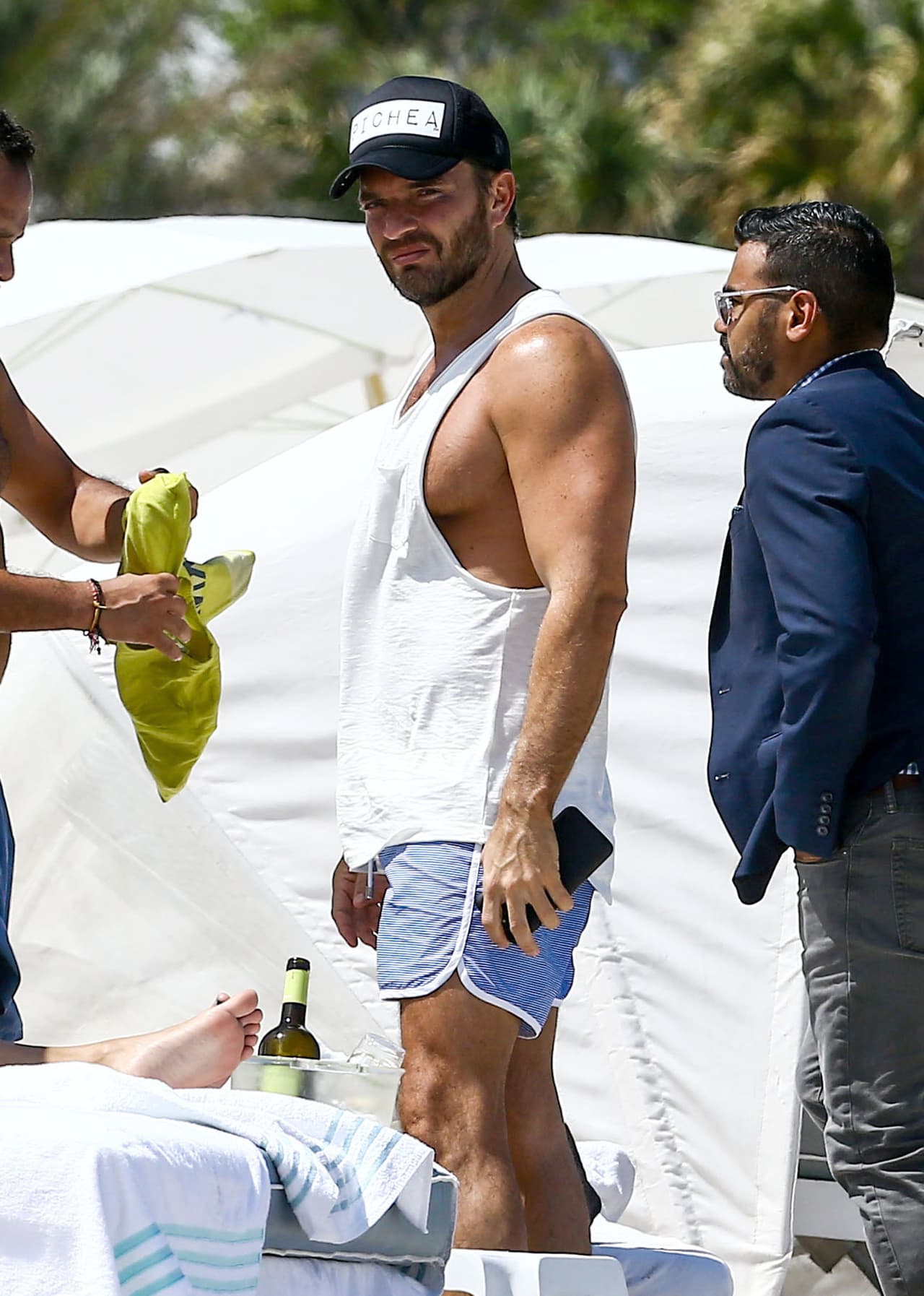 El martes, el actor y empresario Julián Gil puso fin a su día de relajación tras detectar la presencia de fotógrafos en la zona. Al mismo tiempo, la actriz y madre de su tercer hijo, Marjorie de Sousa, participaba de una conferencia de prensa sobre un especial en que estará participando en México.