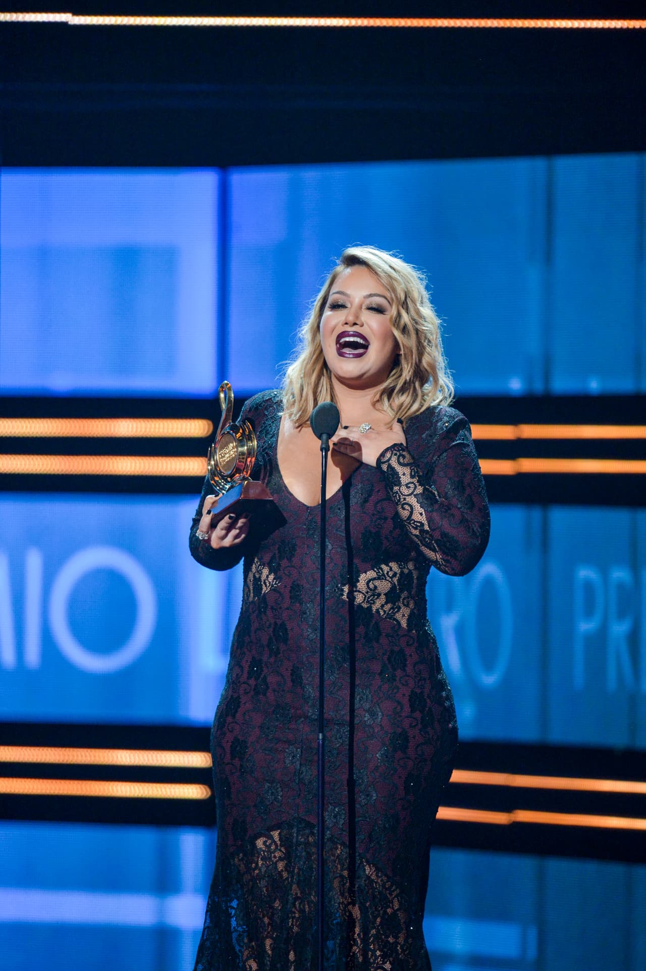 "Mi primer Premio Lo Nuestro. Gracias a Dios, porque sin él no tendría la fuerza para estar aquí enfrente de todos ustedes", comenzó diciendo la cantante.