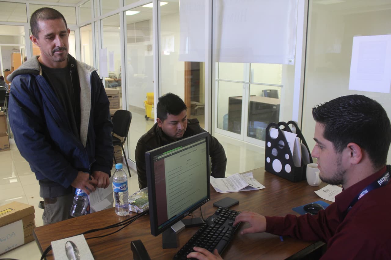 El mexicano Ricardo Ortiz Chávez a su llegada a Ciudad Juárez, luego de ser deportado el 1 de febrero de 2017. Originario de Chihuahua, tenía más de 20 años viviendo en Estados Unidos donde trabajaba en la construcción. Fue detenido cuando se dirigía a su trabajo en Alburquerque, Nuevo México, donde vivía con su madre y hermanos. “Ya no nos quieren”, comentó.