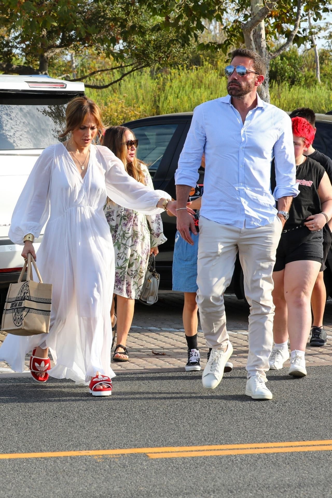 Para el día siguiente, la feria, una de las favoritas de muchas celebridades, volvió a la normalidad, pero ahora con otro torbellino: la presencia de JLo y Ben Affleck. 
<br>