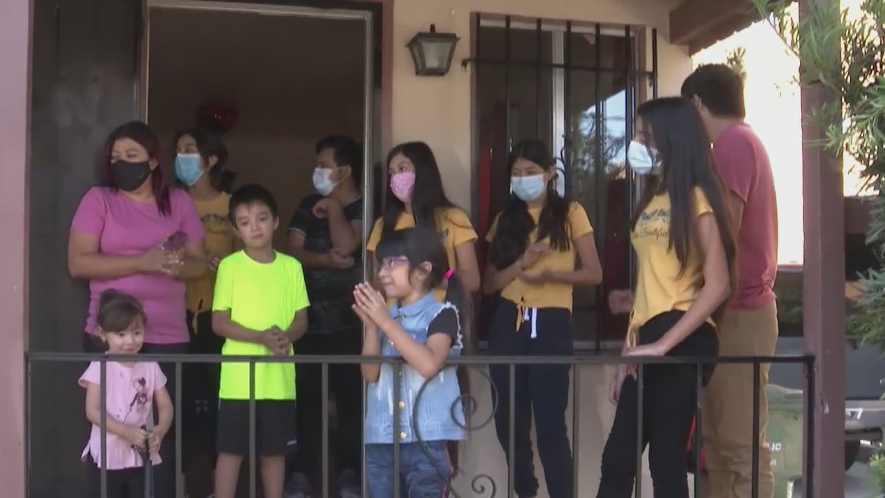 "Nos faltan camas, sillones, y pues ahí no quieren que nos vengamos sin tener estufa y refrigerador", dijo Irma y agregó "Dios nos ha dado otra oportunidad y pues a echarle ganas".