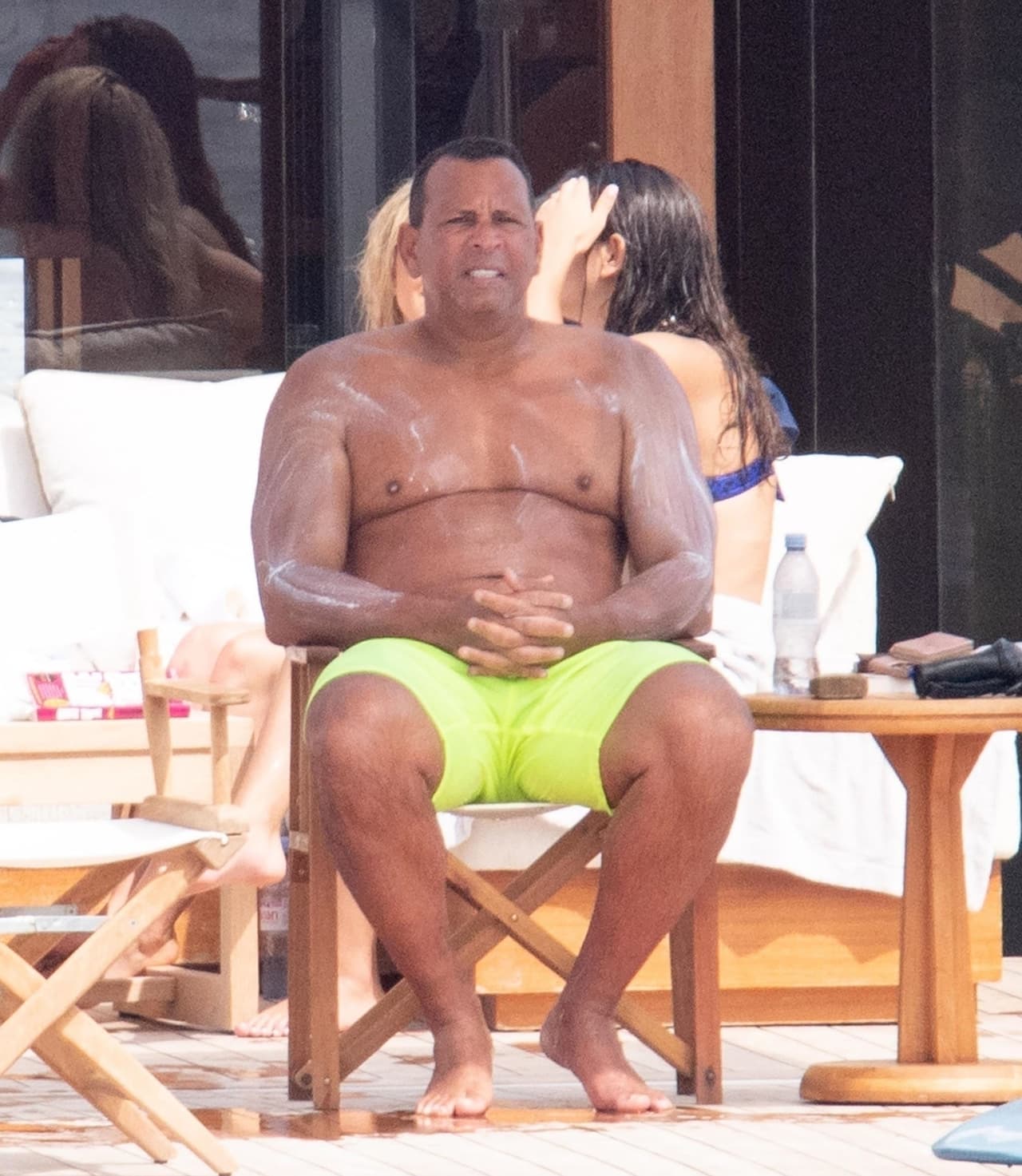 A-Rod se puso un traje de baño amarillo neón para tomar el sol de la costa italiana.
<br>