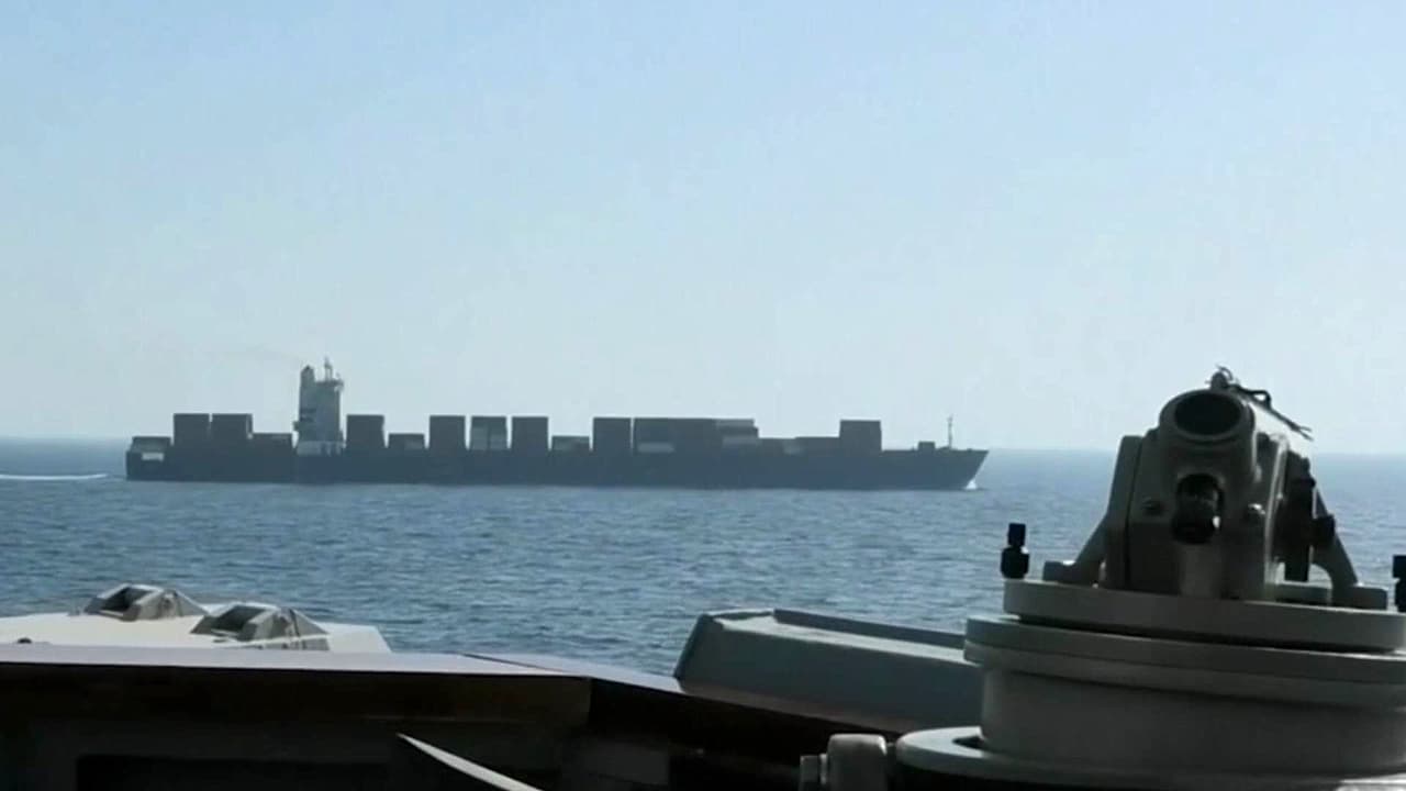 Irán ataca 3 buques en el estrecho de Ormuz, mientras Trump extiende el cese al fuego