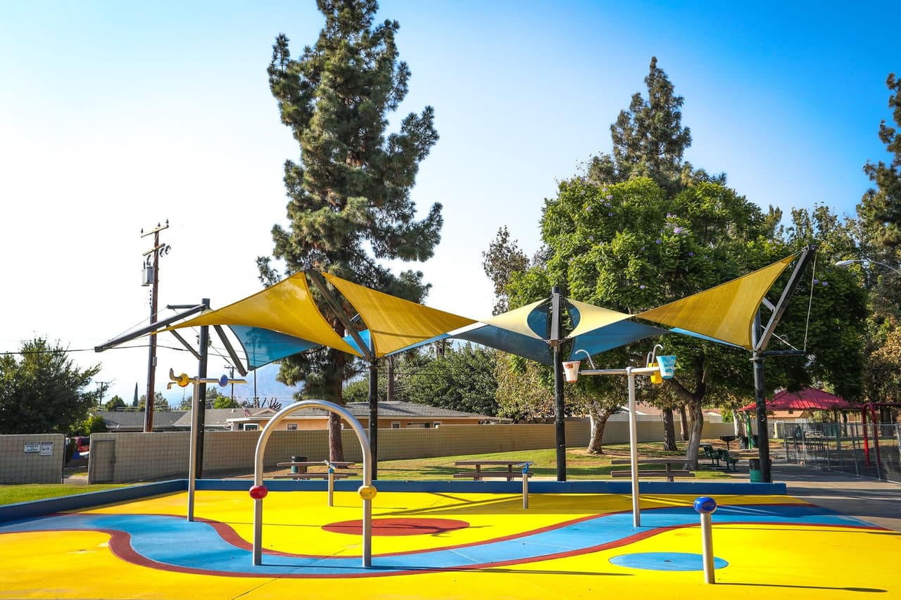 <h3 class="cms-H3-H3">Dalton Park:</h3>
<br>El área de las regaderas estará abierta desde la 10 am y hasta las 7 pm, los siete días de la semana hasta el mes de septiembre. Es un área integral donde toda la familia puede disfrutar al aire libe con canchas, equipos deportivos, canchas de baloncesto y áreas verdes.
<br>Dirección: 18867 E. Armstead St.Azusa, CA 91702.
<br>Teléfono: (626) 852-1491
<br>