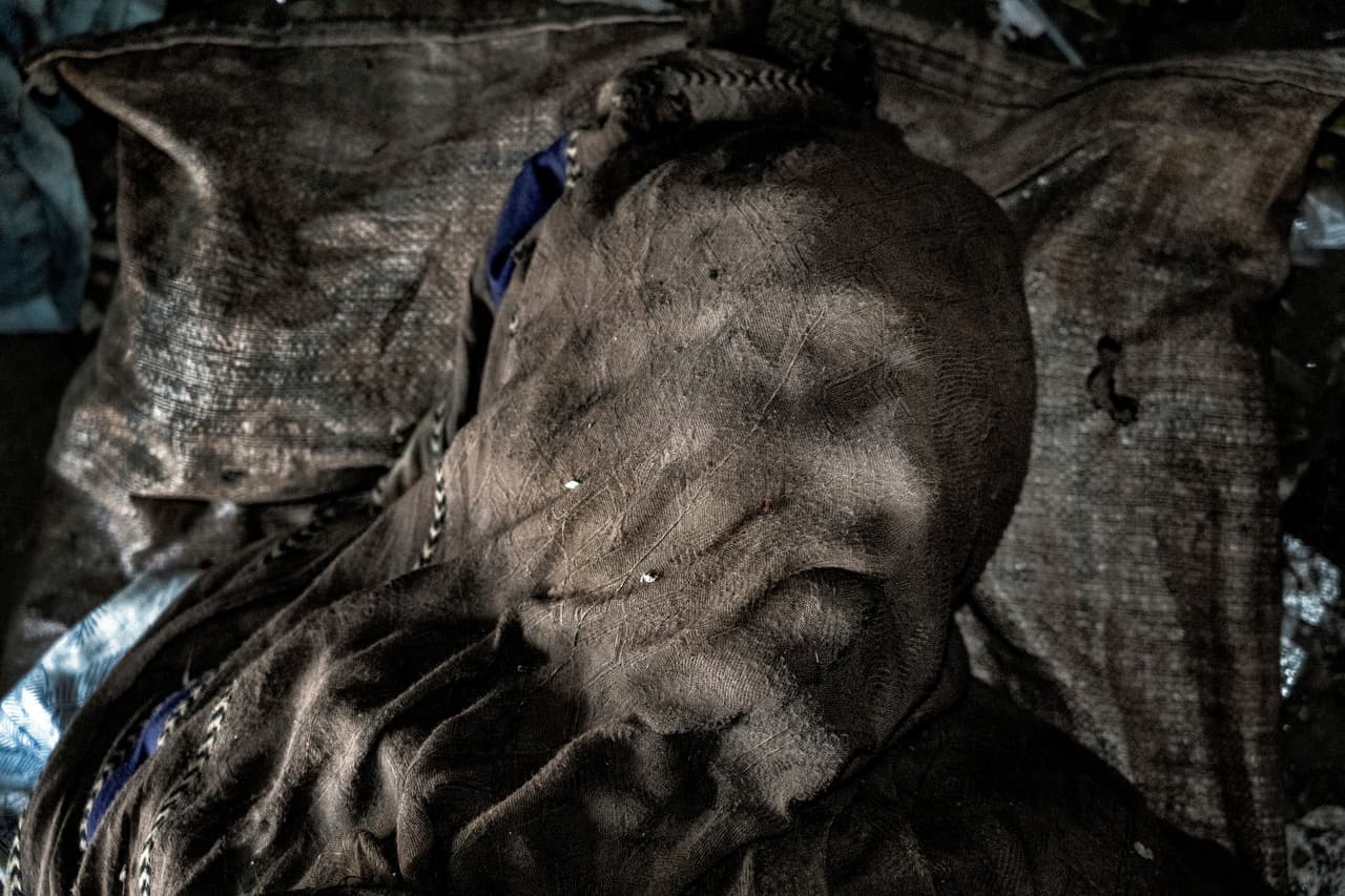 <b>En la imagen, el cuerpo de un adicto yace cubierto por un chal debajo de un puente en Kabul. </b>Viven tirados en el piso, bajo tiendas de campaña, algunos de ellos sufren sobredosis y cruzan silenciosamente la línea hacia la muerte.
<br>
<br>
<b>"Hay un hombre muerto a tu lado", </b>cuenta que le dijeron Ebrahim Noroozi, periodista de AP
<b> </b>que recorrió una de estas zonas.
<b>"Enterramos a alguien allí antes", dijo otro.</b>
<br>