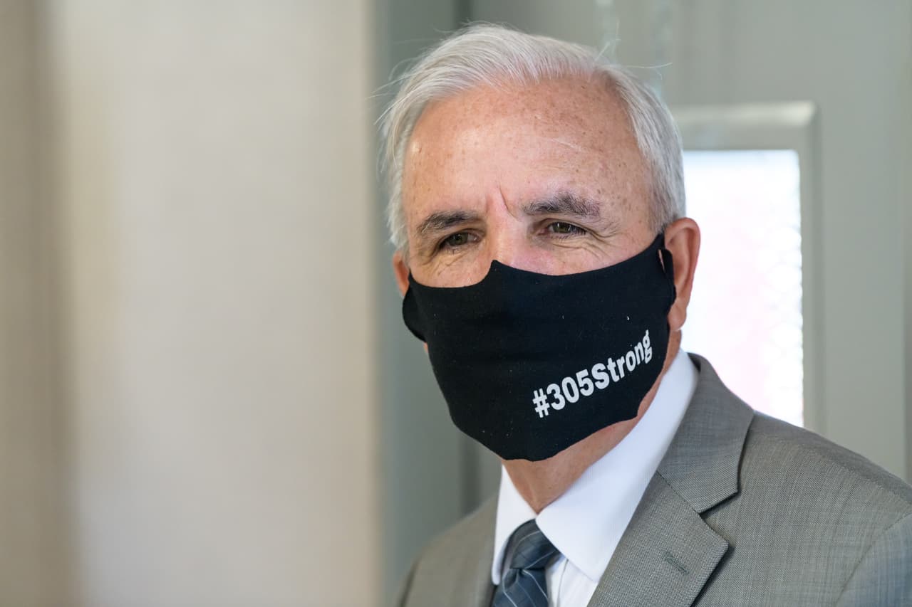 Gimenez había recibido una gran presión por parte de los alcaldes de las ciudades del condado y los dueños de negocios, para que reabriera, tras la segunda tanda de cierres ante el nuevo brote de coronavirus. El alcalde dijo que mantendrá por ahora el toque de queda, de 10:00 pm a 6:00 am, todos los días de la semana.