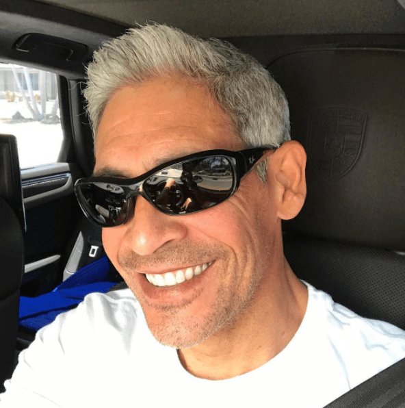 Desde finales de junio, Johnny Lozada había mostrado a sus seguidores su nuevo corte y su cabello con canas.