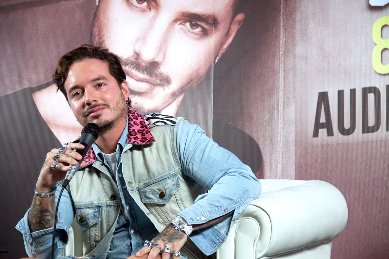 En 2010 J Balvin lanzó 'Real', su primer material discográfico, con el que comenzó a ganarse el reconocimiento en su país y también fuera de él gracias al tema 'Ella me Cautivó'.