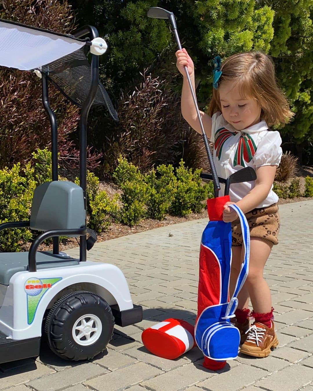 En abril de 2020 fue fotografiada con un atuendo de la firma Gucci con un costo aproximado de 1,000 dólares.
<br>