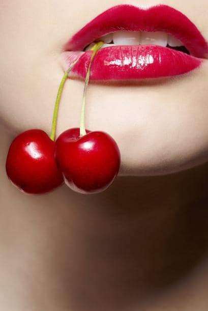 Consumir alimentos con antioxidantes. Estos ayudan a proteger la piel de factores externos. Algunos alimentos con antioxidantes son: brócoli, frutos rojos, té verde y uvas.