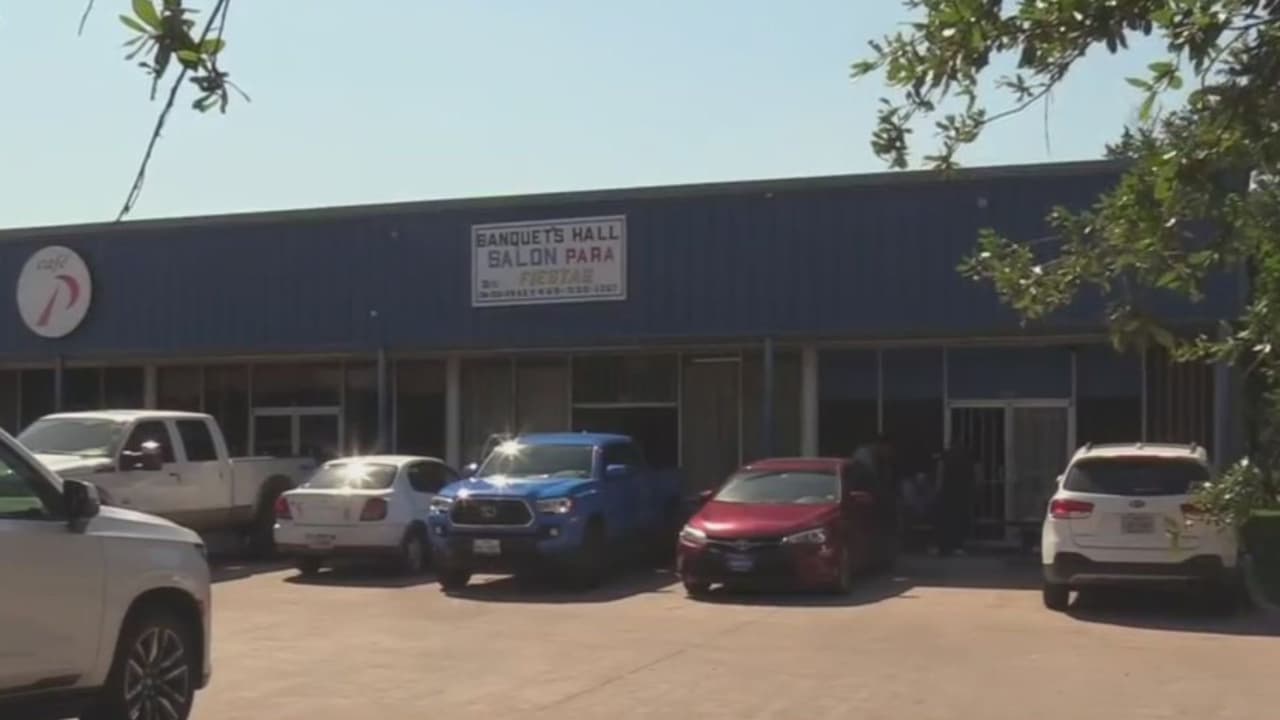 Una celebración de graduación en un salón de fiestas en Dallas terminó a balazos. Ocho personas fueron heridas, incluidos dos menores de 10 y 15 años, después de una discusión entre dos grupos. Los hechos ocurrieron la madrugada del domingo en la cuadra 4600 de East R.L. Thornton Freeway.