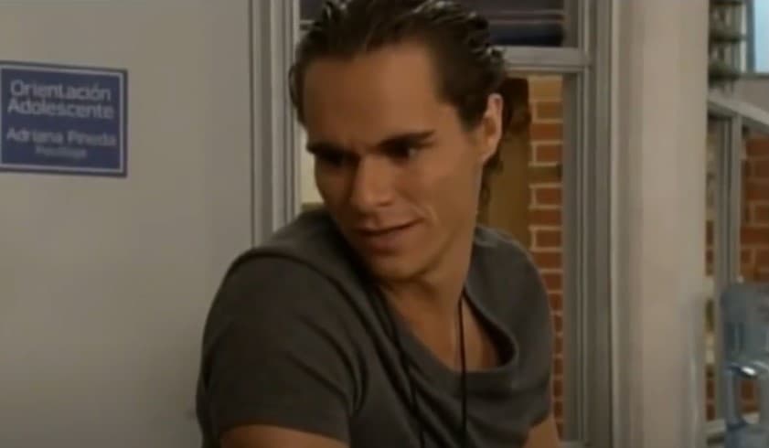 <b>Tony Dalton </b>
<br>Durante los inicios de su carrera actoral, Dalton actuó en diversas telenovelas y películas mexicanas, tales como ‘Rebelde’, ‘Los simuladores’, ‘Matando cabos’ y
<a href="https://www.vix.com/es-es/detail/series-2629?utm_medium=internal_referral&utm_source=univision&utm_campaign=evergreen&utm_content=ed_entertainment&utm_term=slideshow" target="_blank">‘Clase 406’, que puedes ver gratis en ViX</a>.