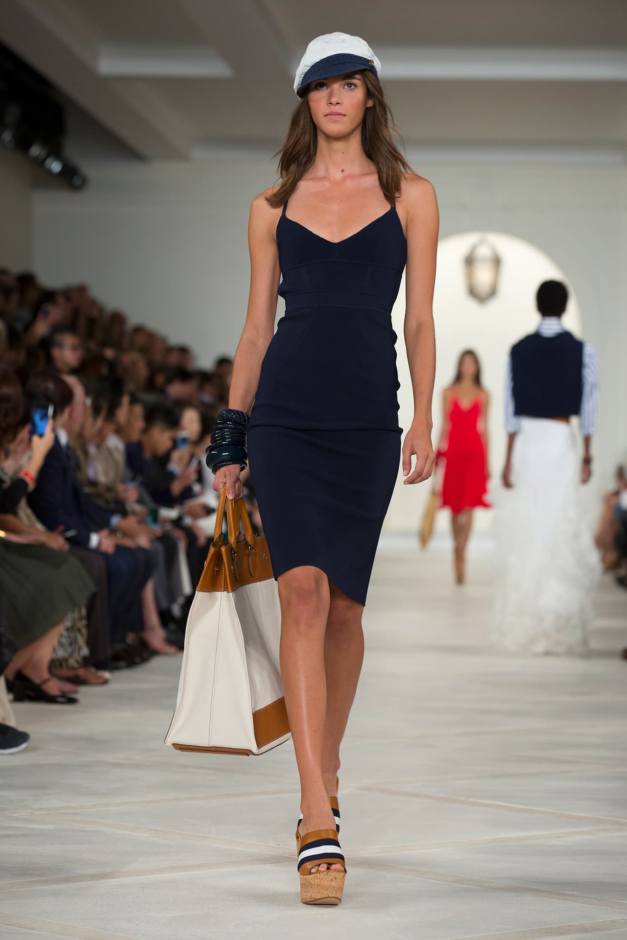 En su presentación durante el NYFW regresa a los básicos veraniegos con un estilo náutico y lleno de elegancia. Colores neutros combinados entre sí y renovados haciendo uso de los 'color blocks' en accesorios y prendas clásicas. Los diseños más elegantes incluyen 'maxi dresses', 'jumpsuits', 'culottes', 'leather jackets' en color camello y conjuntos de color sólido. Si duda una colección que invita a embarcarse en un viaje por el mediterráneo. Diseñador Ralph Lauren. NYFW, Spring/Summer 2016 - 09/17/2015