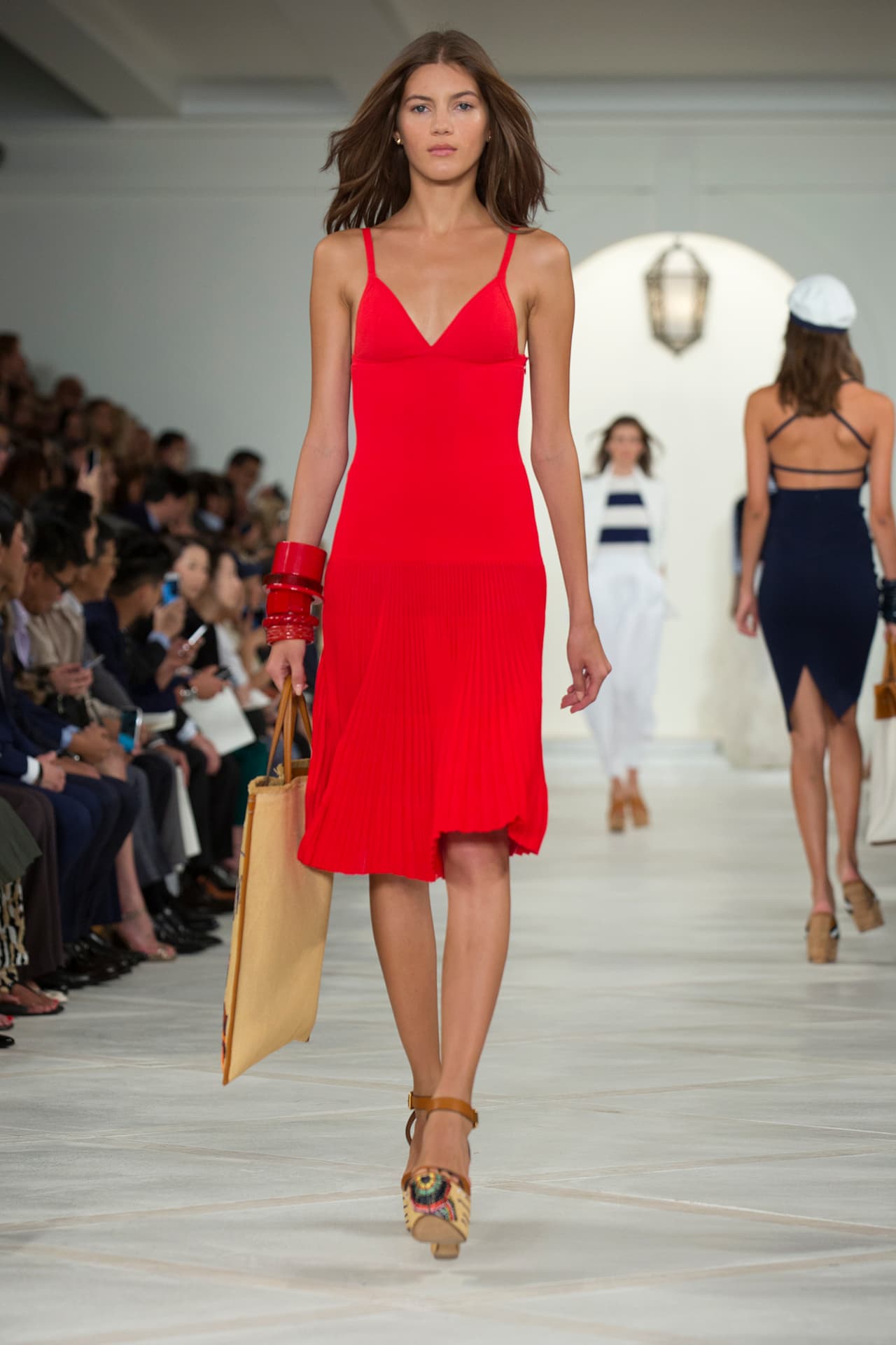 En su presentación durante el NYFW regresa a los básicos veraniegos con un estilo náutico y lleno de elegancia. Colores neutros combinados entre sí y renovados haciendo uso de los 'color blocks' en accesorios y prendas clásicas. Los diseños más elegantes incluyen 'maxi dresses', 'jumpsuits', 'culottes', 'leather jackets' en color camello y conjuntos de color sólido. Si duda una colección que invita a embarcarse en un viaje por el mediterráneo. Diseñador Ralph Lauren. NYFW, Spring/Summer 2016 - 09/17/2015