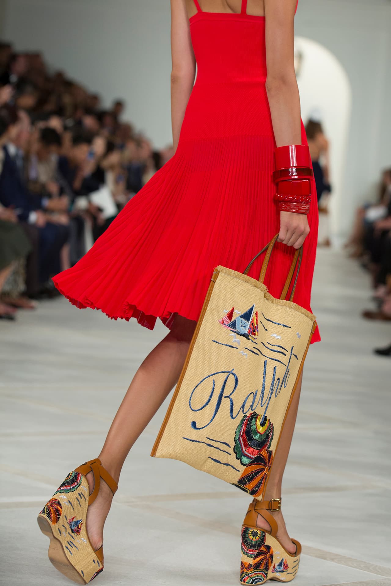 En su presentación durante el NYFW regresa a los básicos veraniegos con un estilo náutico y lleno de elegancia. Colores neutros combinados entre sí y renovados haciendo uso de los 'color blocks' en accesorios y prendas clásicas. Los diseños más elegantes incluyen 'maxi dresses', 'jumpsuits', 'culottes', 'leather jackets' en color camello y conjuntos de color sólido. Si duda una colección que invita a embarcarse en un viaje por el mediterráneo. Diseñador Ralph Lauren. NYFW, Spring/Summer 2016 - 09/17/2015