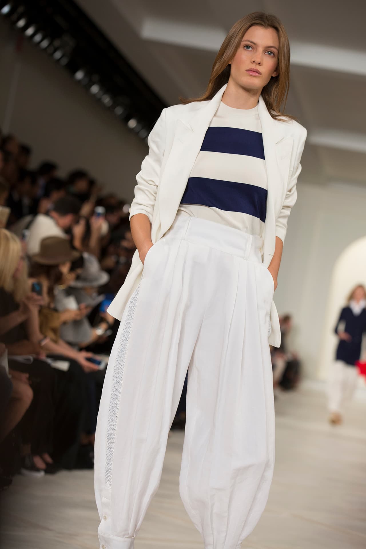 En su presentación durante el NYFW regresa a los básicos veraniegos con un estilo náutico y lleno de elegancia. Colores neutros combinados entre sí y renovados haciendo uso de los 'color blocks' en accesorios y prendas clásicas. Los diseños más elegantes incluyen 'maxi dresses', 'jumpsuits', 'culottes', 'leather jackets' en color camello y conjuntos de color sólido. Si duda una colección que invita a embarcarse en un viaje por el mediterráneo. Diseñador Ralph Lauren. NYFW, Spring/Summer 2016 - 09/17/2015