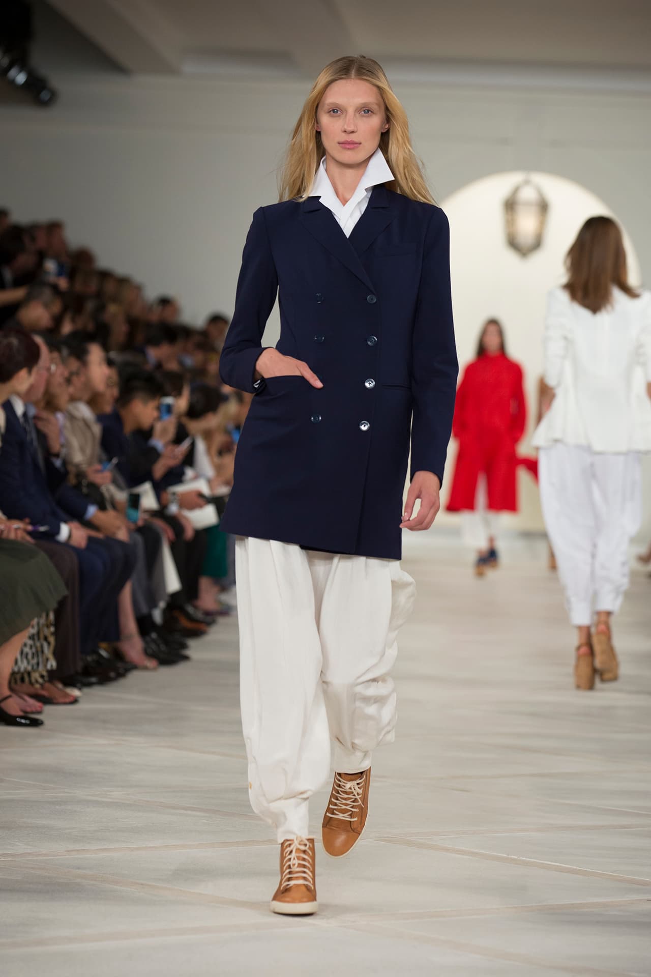 En su presentación durante el NYFW regresa a los básicos veraniegos con un estilo náutico y lleno de elegancia. Colores neutros combinados entre sí y renovados haciendo uso de los 'color blocks' en accesorios y prendas clásicas. Los diseños más elegantes incluyen 'maxi dresses', 'jumpsuits', 'culottes', 'leather jackets' en color camello y conjuntos de color sólido. Si duda una colección que invita a embarcarse en un viaje por el mediterráneo. Diseñador Ralph Lauren. NYFW, Spring/Summer 2016 - 09/17/2015