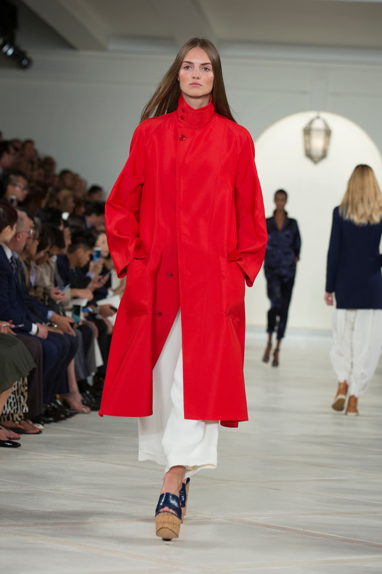 En su presentación durante el NYFW regresa a los básicos veraniegos con un estilo náutico y lleno de elegancia. Colores neutros combinados entre sí y renovados haciendo uso de los 'color blocks' en accesorios y prendas clásicas. Los diseños más elegantes incluyen 'maxi dresses', 'jumpsuits', 'culottes', 'leather jackets' en color camello y conjuntos de color sólido. Si duda una colección que invita a embarcarse en un viaje por el mediterráneo. Diseñador Ralph Lauren. NYFW, Spring/Summer 2016 - 09/17/2015