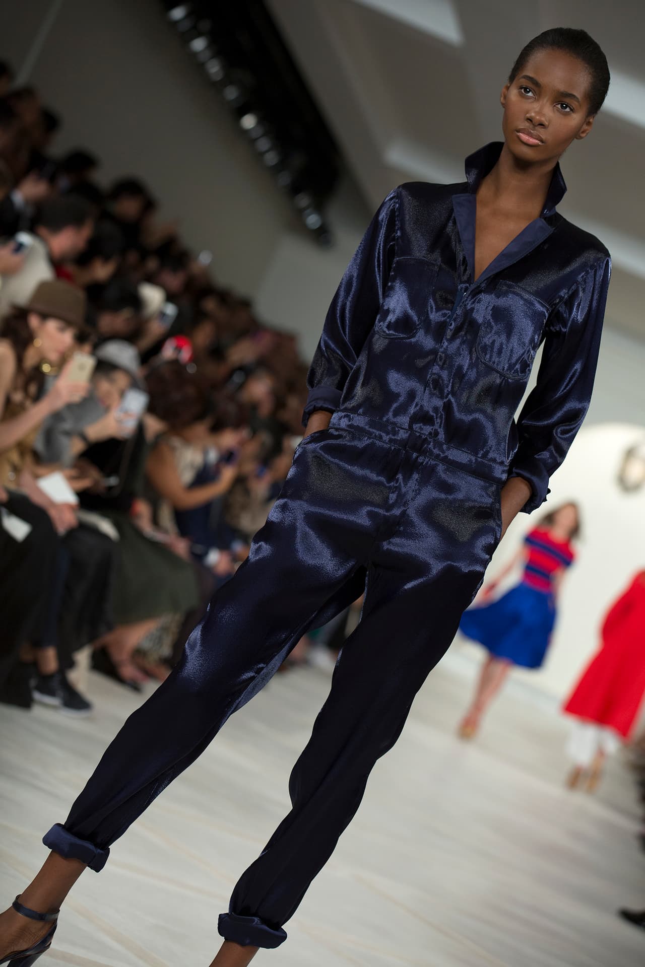 En su presentación durante el NYFW regresa a los básicos veraniegos con un estilo náutico y lleno de elegancia. Colores neutros combinados entre sí y renovados haciendo uso de los 'color blocks' en accesorios y prendas clásicas. Los diseños más elegantes incluyen 'maxi dresses', 'jumpsuits', 'culottes', 'leather jackets' en color camello y conjuntos de color sólido. Si duda una colección que invita a embarcarse en un viaje por el mediterráneo. Diseñador Ralph Lauren. NYFW, Spring/Summer 2016 - 09/17/2015