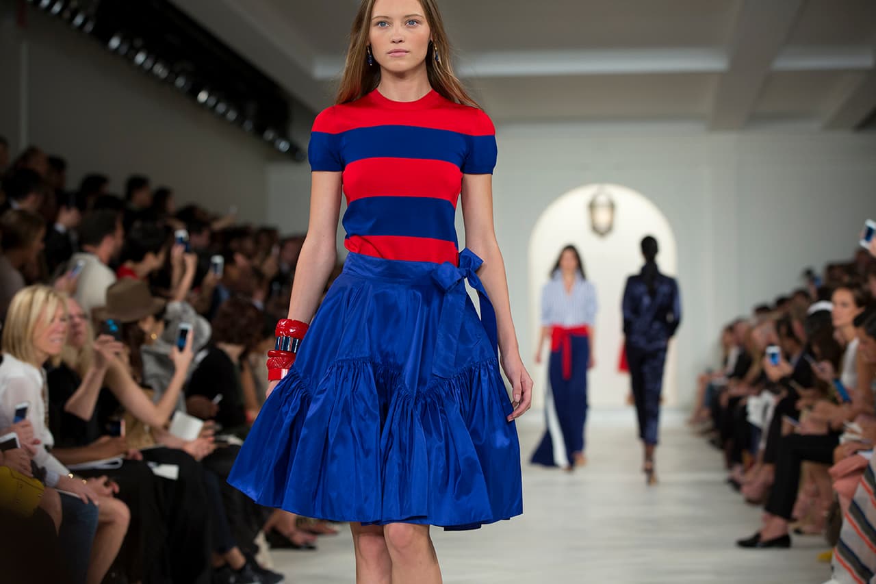 En su presentación durante el NYFW regresa a los básicos veraniegos con un estilo náutico y lleno de elegancia. Colores neutros combinados entre sí y renovados haciendo uso de los 'color blocks' en accesorios y prendas clásicas. Los diseños más elegantes incluyen 'maxi dresses', 'jumpsuits', 'culottes', 'leather jackets' en color camello y conjuntos de color sólido. Si duda una colección que invita a embarcarse en un viaje por el mediterráneo. Diseñador Ralph Lauren. NYFW, Spring/Summer 2016 - 09/17/2015