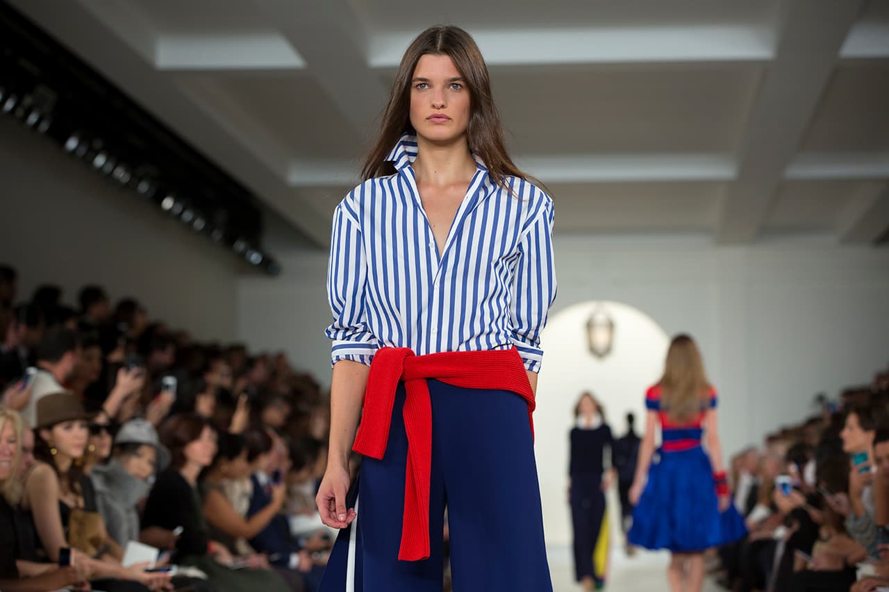 En su presentación durante el NYFW regresa a los básicos veraniegos con un estilo náutico y lleno de elegancia. Colores neutros combinados entre sí y renovados haciendo uso de los 'color blocks' en accesorios y prendas clásicas. Los diseños más elegantes incluyen 'maxi dresses', 'jumpsuits', 'culottes', 'leather jackets' en color camello y conjuntos de color sólido. Si duda una colección que invita a embarcarse en un viaje por el mediterráneo. Diseñador Ralph Lauren. NYFW, Spring/Summer 2016 - 09/17/2015