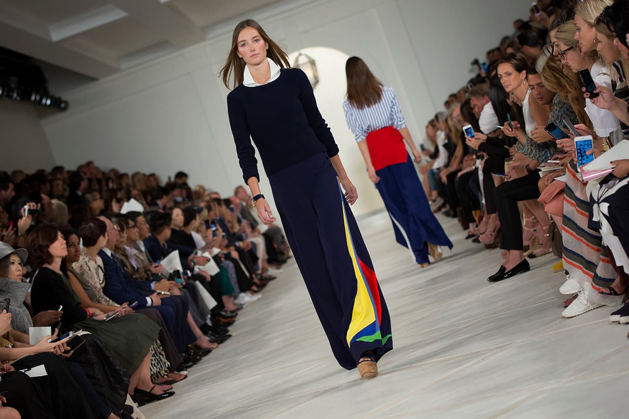 En su presentación durante el NYFW regresa a los básicos veraniegos con un estilo náutico y lleno de elegancia. Colores neutros combinados entre sí y renovados haciendo uso de los 'color blocks' en accesorios y prendas clásicas. Los diseños más elegantes incluyen 'maxi dresses', 'jumpsuits', 'culottes', 'leather jackets' en color camello y conjuntos de color sólido. Si duda una colección que invita a embarcarse en un viaje por el mediterráneo. Diseñador Ralph Lauren. NYFW, Spring/Summer 2016 - 09/17/2015