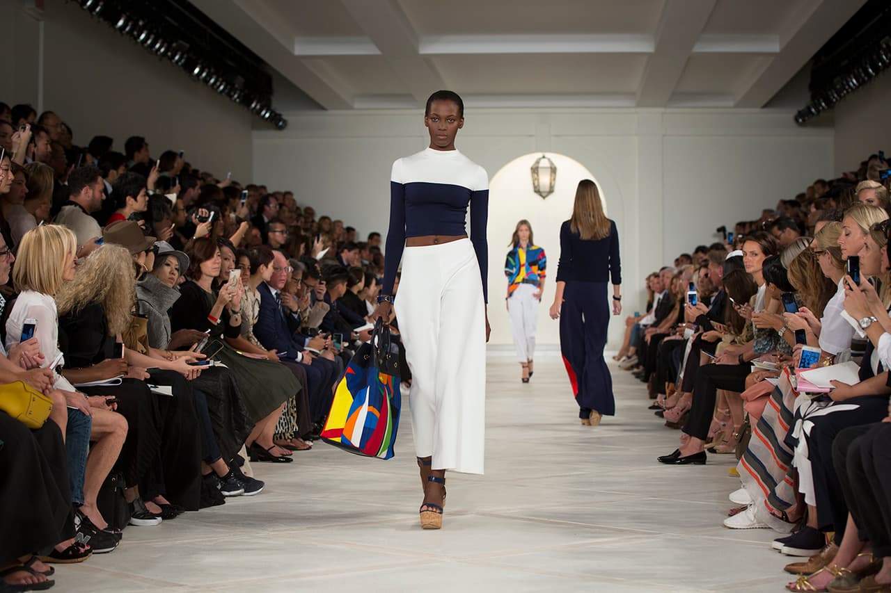 En su presentación durante el NYFW regresa a los básicos veraniegos con un estilo náutico y lleno de elegancia. Colores neutros combinados entre sí y renovados haciendo uso de los 'color blocks' en accesorios y prendas clásicas. Los diseños más elegantes incluyen 'maxi dresses', 'jumpsuits', 'culottes', 'leather jackets' en color camello y conjuntos de color sólido. Si duda una colección que invita a embarcarse en un viaje por el mediterráneo. Diseñador Ralph Lauren. NYFW, Spring/Summer 2016 - 09/17/2015