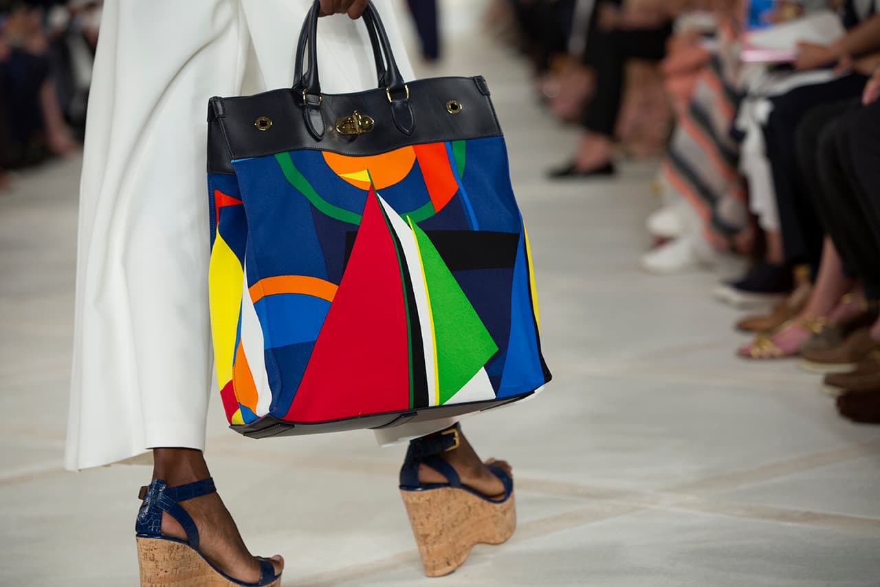 En su presentación durante el NYFW regresa a los básicos veraniegos con un estilo náutico y lleno de elegancia. Colores neutros combinados entre sí y renovados haciendo uso de los 'color blocks' en accesorios y prendas clásicas. Los diseños más elegantes incluyen 'maxi dresses', 'jumpsuits', 'culottes', 'leather jackets' en color camello y conjuntos de color sólido. Si duda una colección que invita a embarcarse en un viaje por el mediterráneo. Diseñador Ralph Lauren. NYFW, Spring/Summer 2016 - 09/17/2015