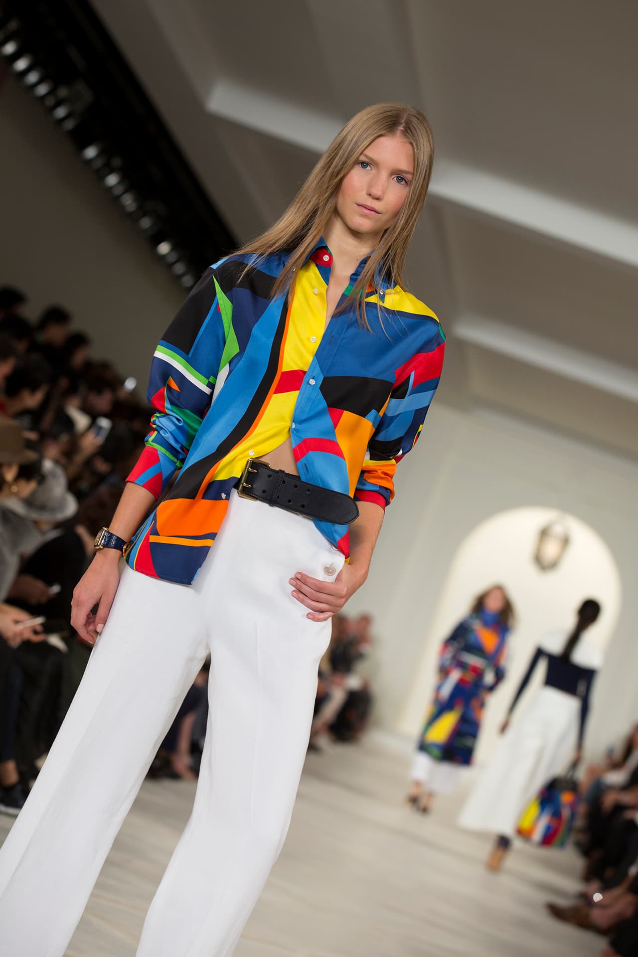 En su presentación durante el NYFW regresa a los básicos veraniegos con un estilo náutico y lleno de elegancia. Colores neutros combinados entre sí y renovados haciendo uso de los 'color blocks' en accesorios y prendas clásicas. Los diseños más elegantes incluyen 'maxi dresses', 'jumpsuits', 'culottes', 'leather jackets' en color camello y conjuntos de color sólido. Si duda una colección que invita a embarcarse en un viaje por el mediterráneo. Diseñador Ralph Lauren. NYFW, Spring/Summer 2016 - 09/17/2015