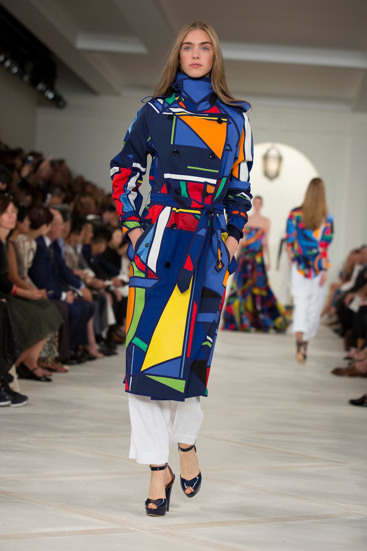 En su presentación durante el NYFW regresa a los básicos veraniegos con un estilo náutico y lleno de elegancia. Colores neutros combinados entre sí y renovados haciendo uso de los 'color blocks' en accesorios y prendas clásicas. Los diseños más elegantes incluyen 'maxi dresses', 'jumpsuits', 'culottes', 'leather jackets' en color camello y conjuntos de color sólido. Si duda una colección que invita a embarcarse en un viaje por el mediterráneo. Diseñador Ralph Lauren. NYFW, Spring/Summer 2016 - 09/17/2015